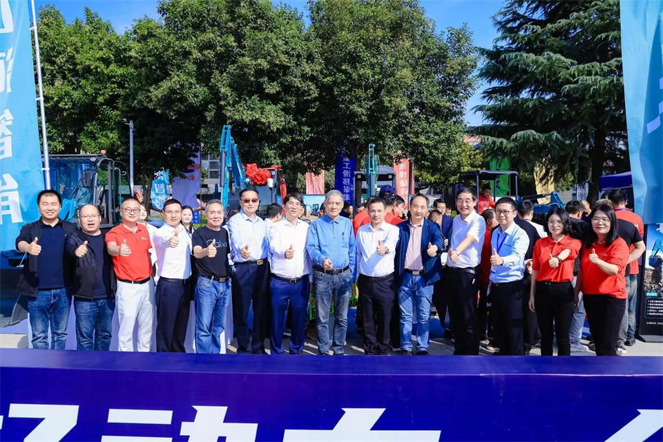 展示“掘”对实力！3868la银河总站智能亮相2024微挖大会暨幼型设备大会