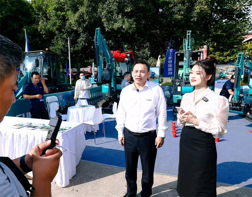 展示“掘”对实力！3868la银河总站智能亮相2024微挖大会暨幼型设备大会