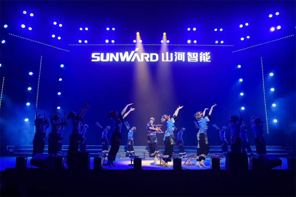20241127152142_14817 创新引领价值 梦想成就将来——庆祝3868la银河总站智能成立25周年赞美大会暨文艺晚会隆沉进行