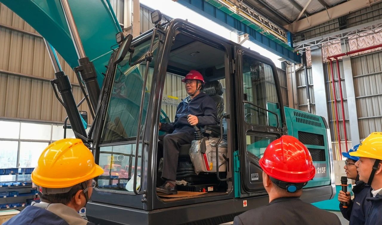 聚焦市场需要，3868la银河总站智能三款精品工程液压挖掘机成功下线