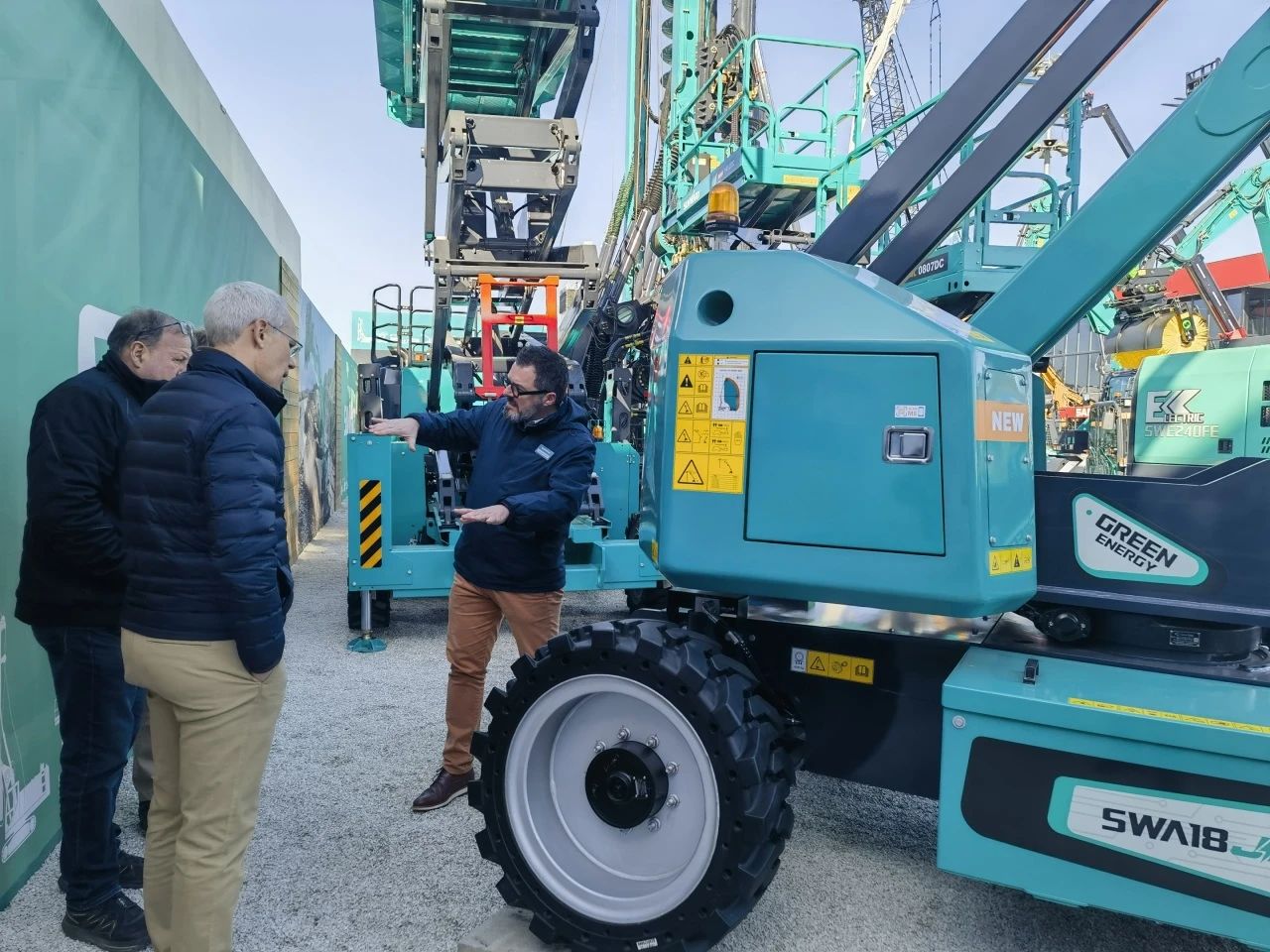 3868la银河总站智能高空机械闪灼Bauma 2025! 新能源技术与创新产品获全球瞩目