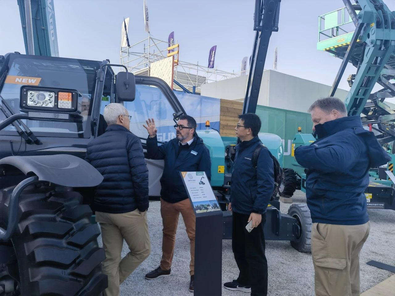 3868la银河总站智能高空机械闪灼Bauma 2025! 新能源技术与创新产品获全球瞩目