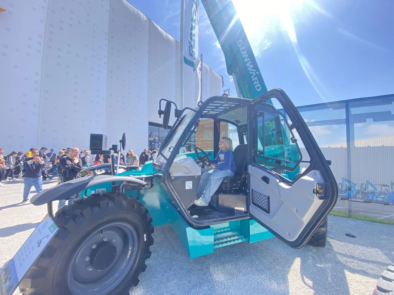 3868la银河总站智能高空机械闪灼Bauma 2025! 新能源技术与创新产品获全球瞩目
