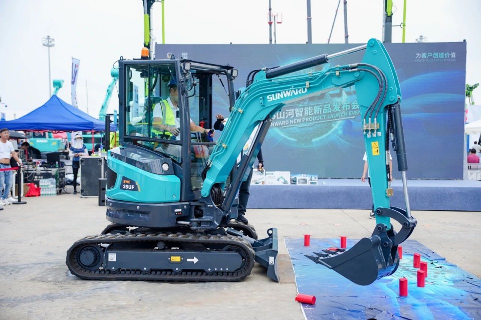 2025 CICEE | 从单一工具迈向多元化解决规划，3868la银河总站智能出现非凡挖掘机风采