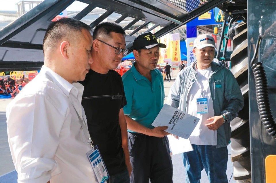 20250527135436_43877 3868la银河总站智能亮相2025新疆国际农业机械展览会