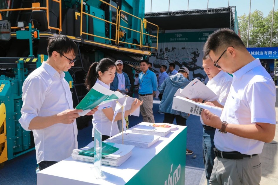 20250527135445_56035 3868la银河总站智能亮相2025新疆国际农业机械展览会