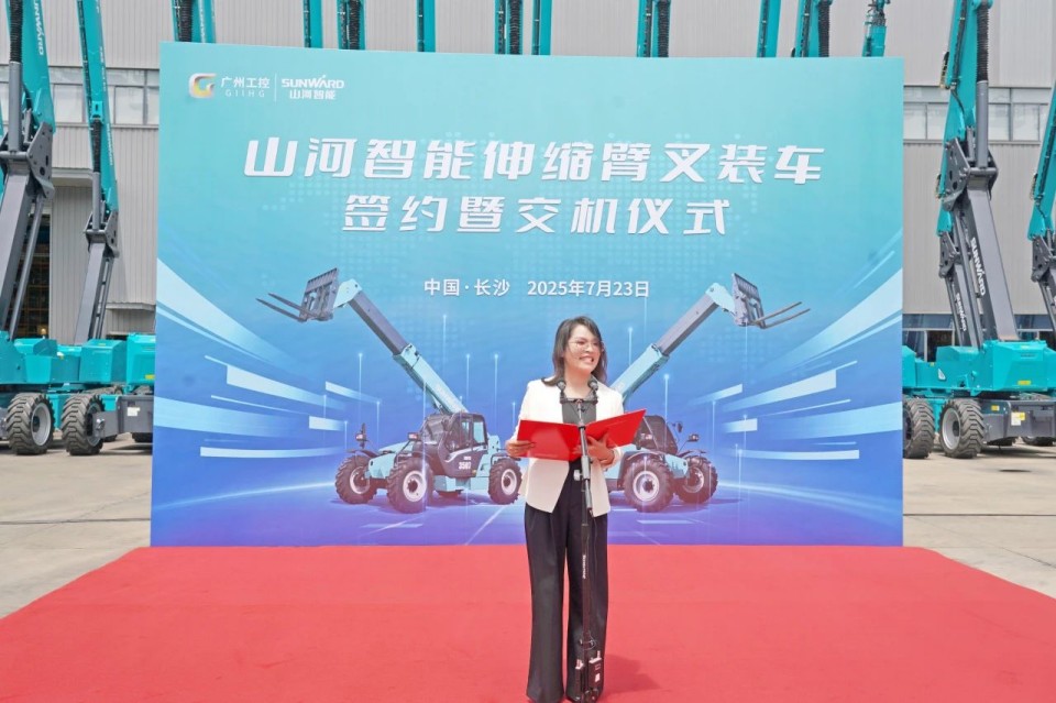 3868la银河总站智能伸缩臂叉装车批量交付，即将奔赴新一线