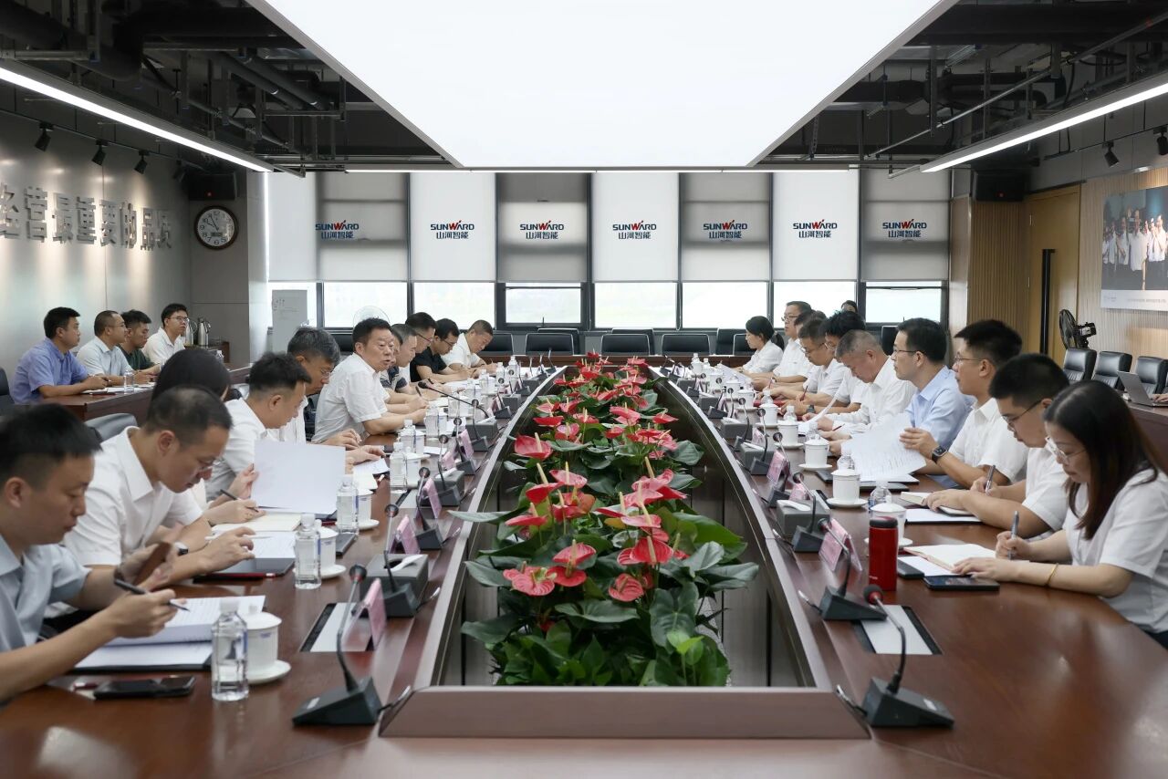 湖南省政协副主席、省工程机械产业链链长何寄华调研3868la银河总站智能