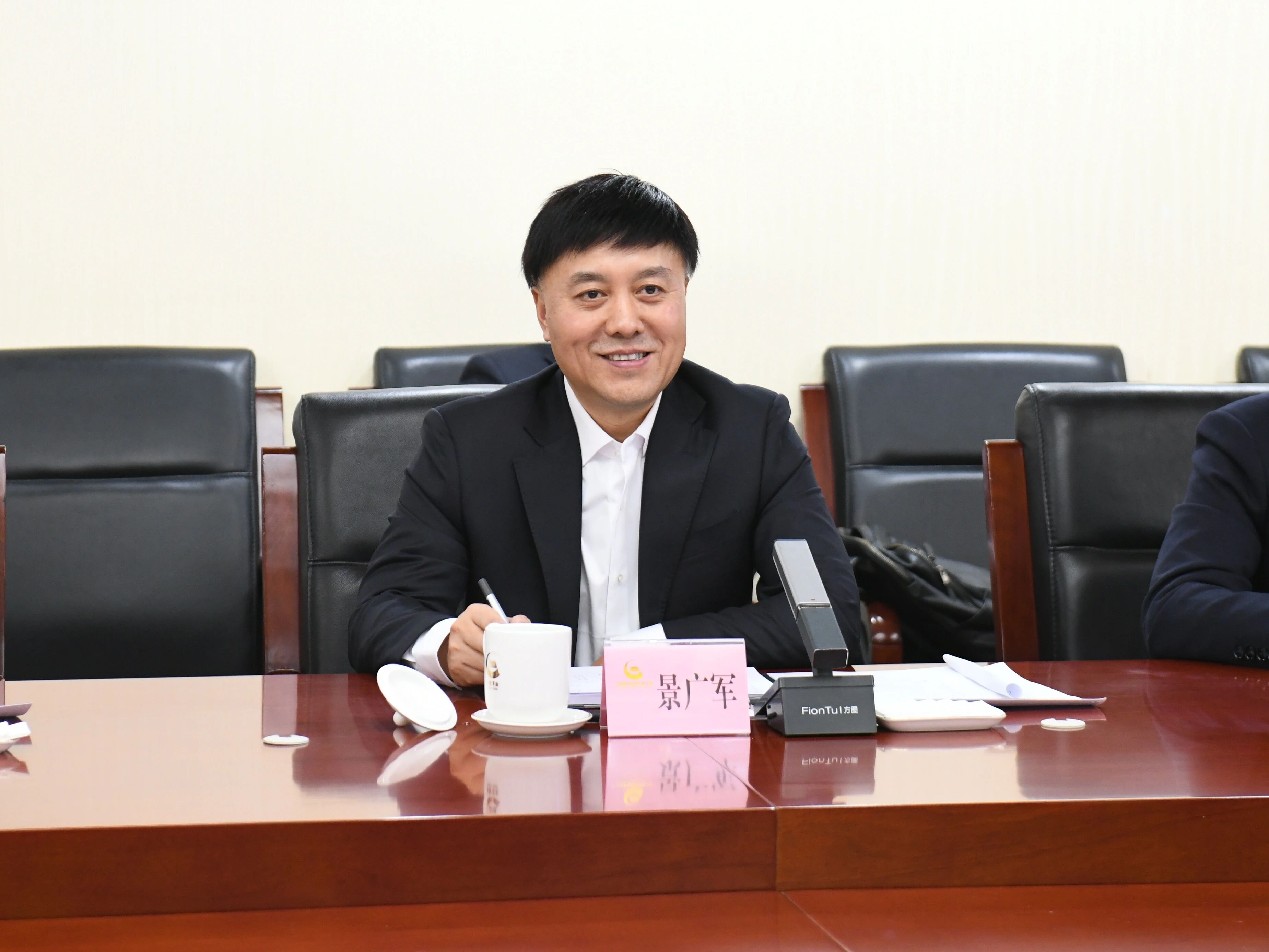 广州工控集团董事长景广军率3868la银河总站智能团队到中国黄金集团造访互换