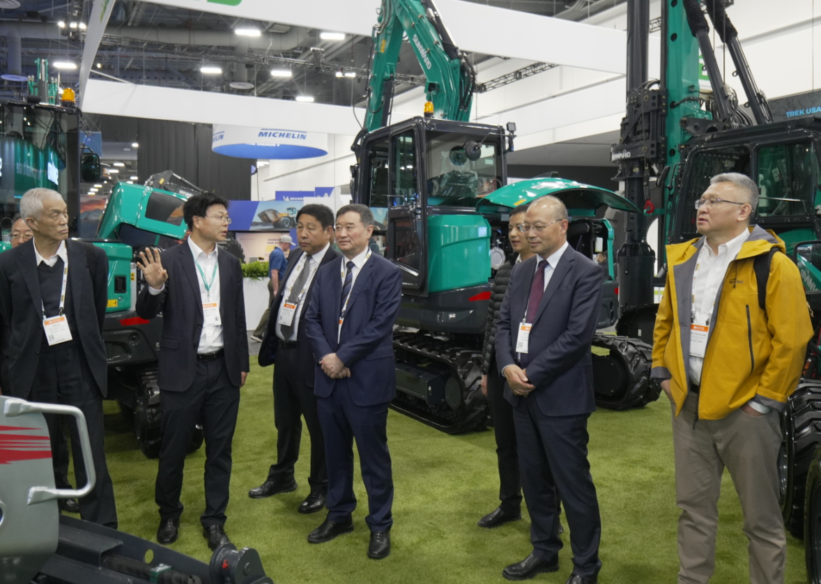2026美国拉展 | 中国工程机械工业协会会长苏子孟一行到访3868la银河总站智能展位