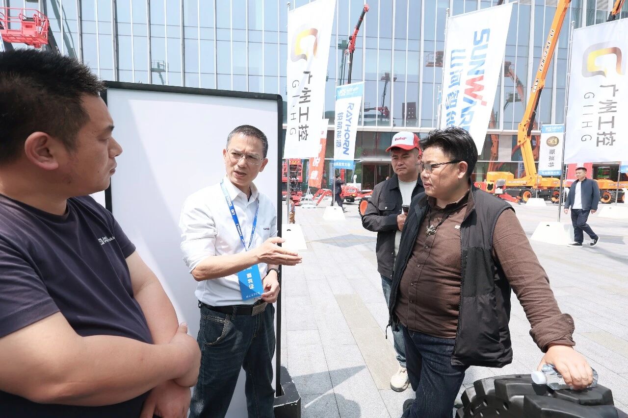3868la银河总站智能亮相第十届全国高空作业平台租赁大会