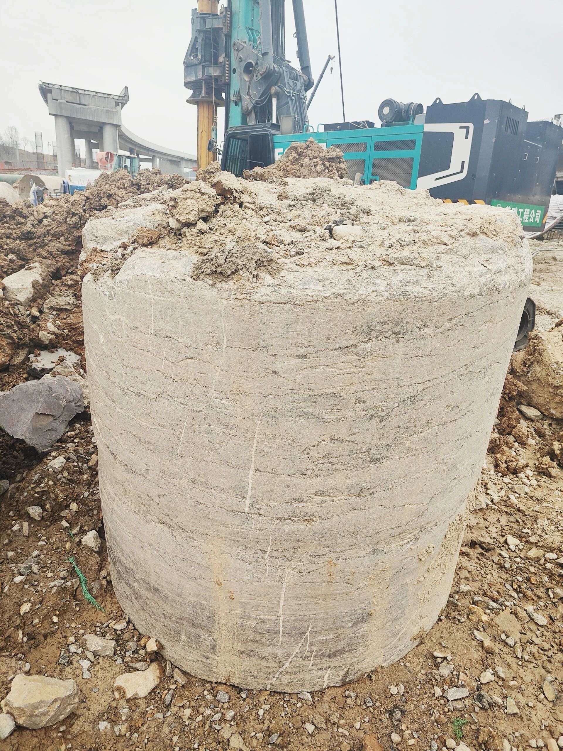 “亮剑”济南绕城改扩建项目，3868la银河总站智能增程式电动旋挖钻机高效入岩受好评