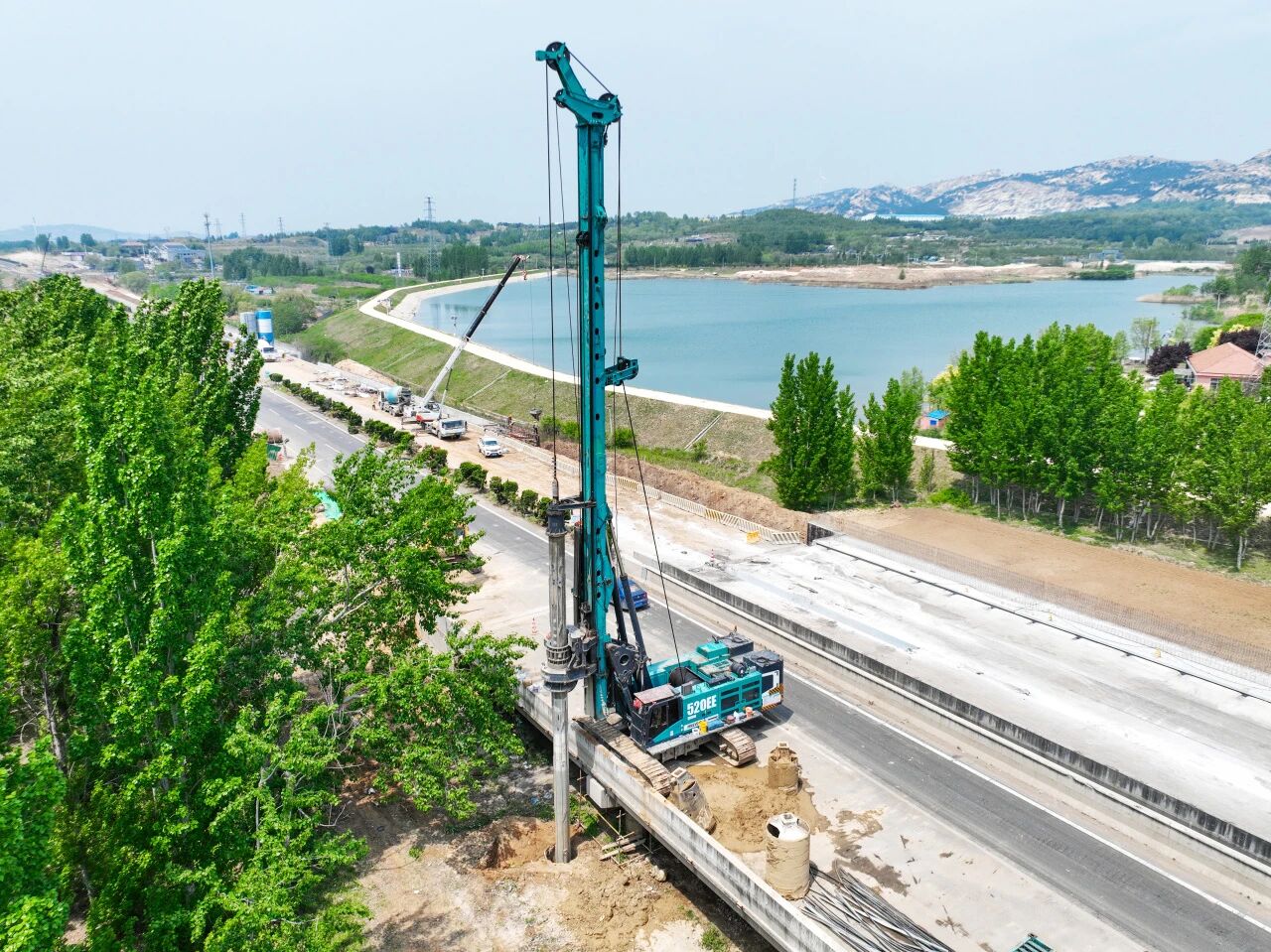 直击施工一线，3868la银河总站智能增程式旋挖钻机实力助建国度沉点工程