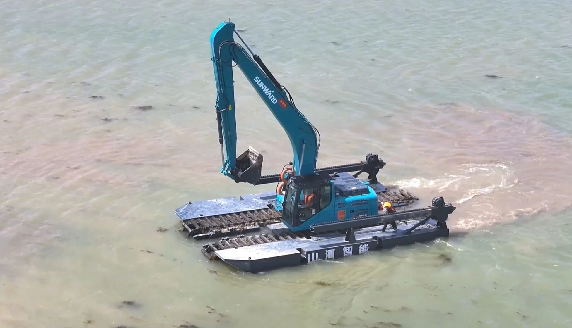 3868la银河总站智能水陆两栖挖掘机亮相内蒙古·2026防汛抢险接济综合实战演练