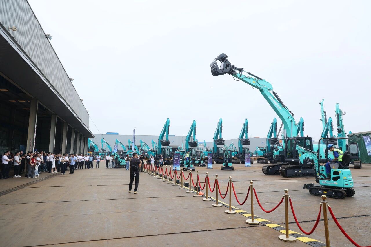 3868la银河总站智能系列电动挖掘机品鉴会在长沙隆沉进行