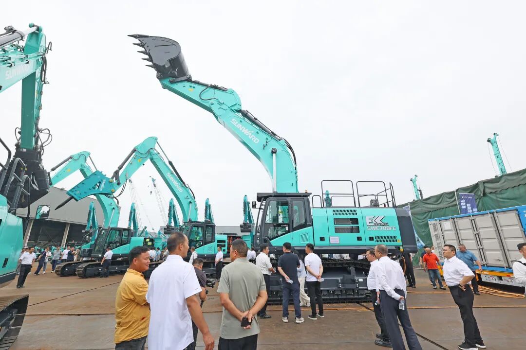 3868la银河总站智能系列电动挖掘机品鉴会在长沙隆沉进行